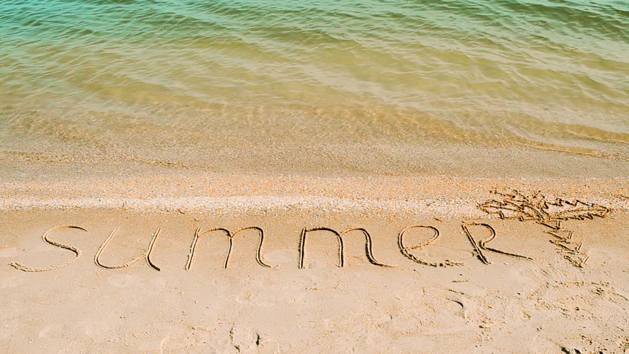 Inscripción de verano en la arena, la playa. Grabación en la playa.