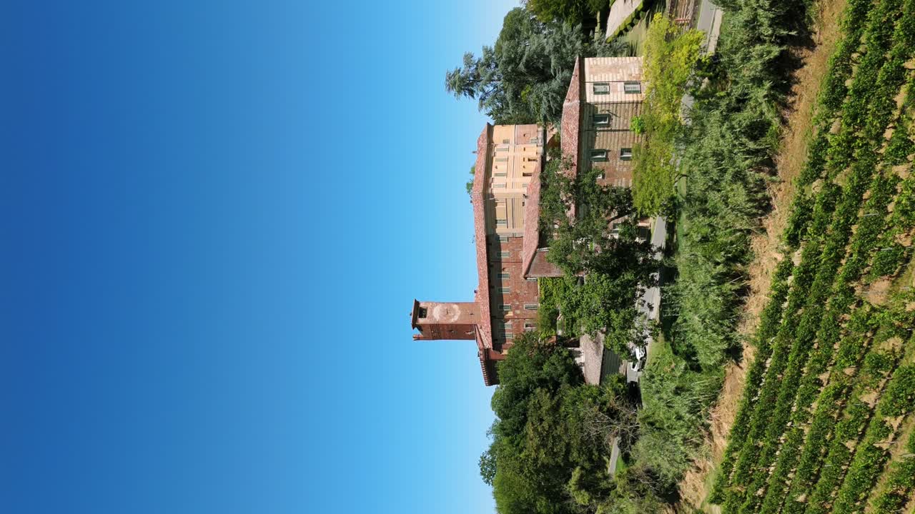이탈리아 북부 피에몬테 지역의 카살레 몬페라토의 우비글리 성 위로 떠오르는 공중 드론