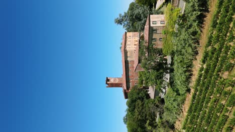 Drone-Aéreo-Elevándose-Sobre-El-Castillo-De-Uviglie-De-Casale-Monferrato-En-La-Región-De-Piamonte-Del-Norte-De-Italia