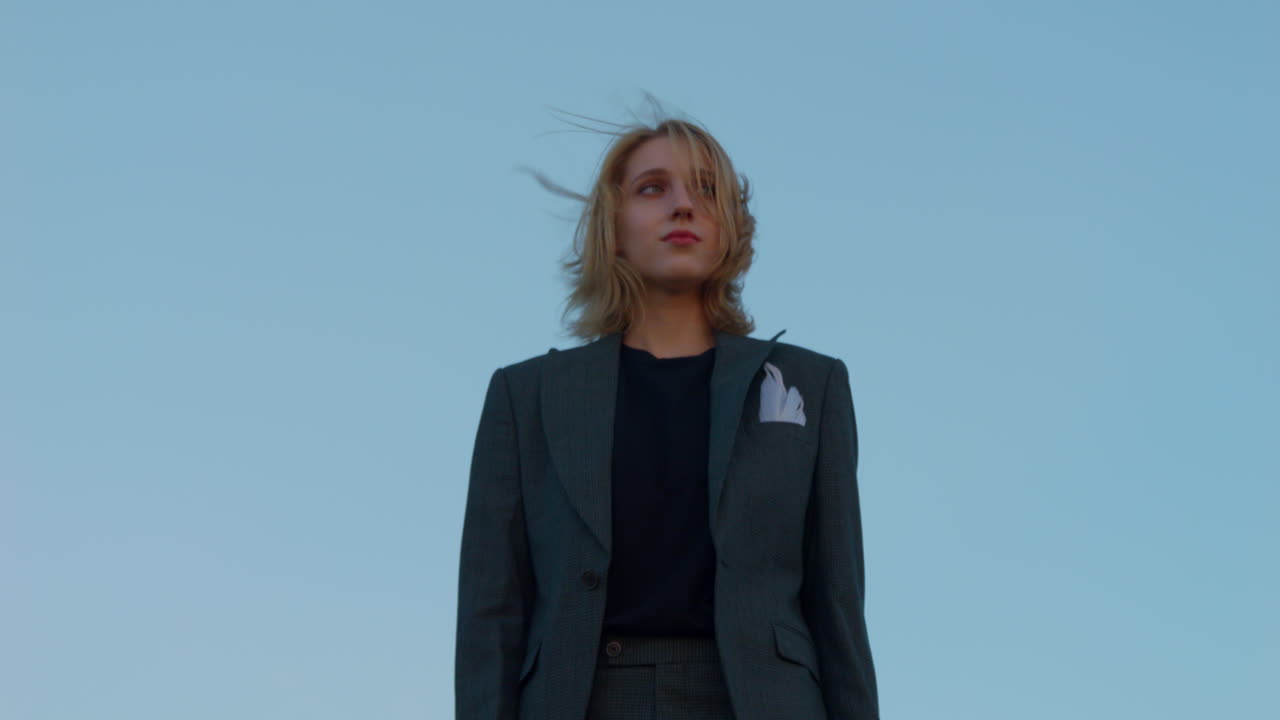 상징 을 들고 중 가을 축제 를 축하 하는 사람 의 느린 동작 촬영