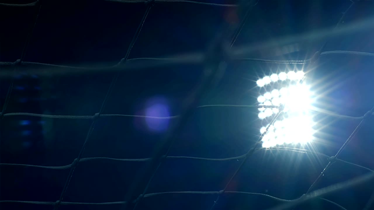 fondo de las luces del estadio de fútbol o fútbol o deportes contra el cielo oscuro, la red delante, 4k