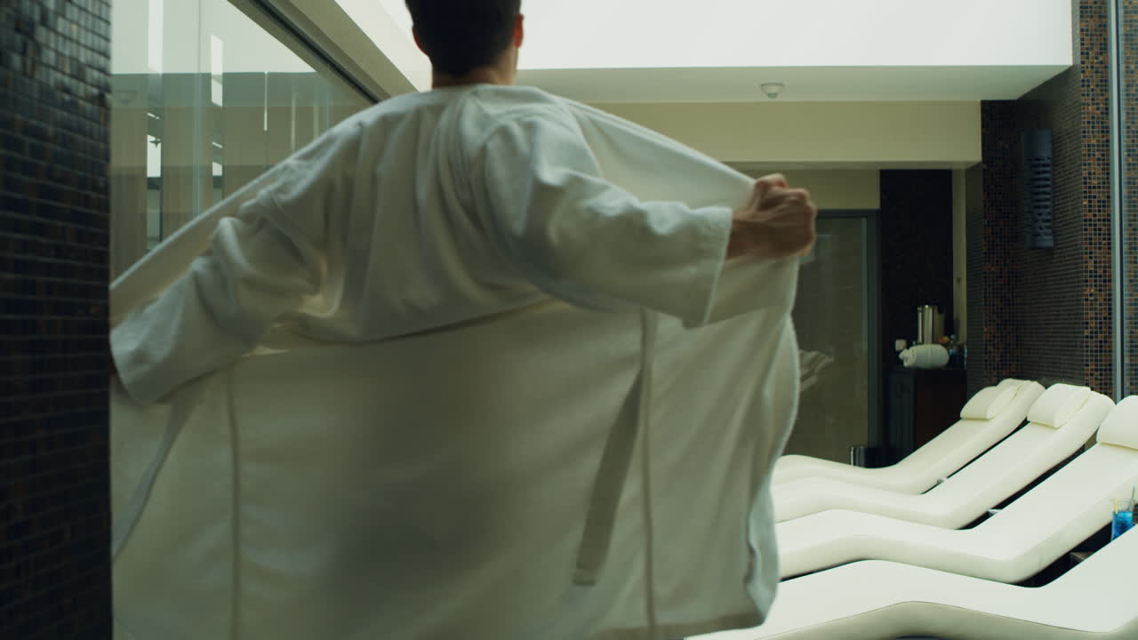 리조트 인테리어에서 휴식을 취하는 스포츠 남자