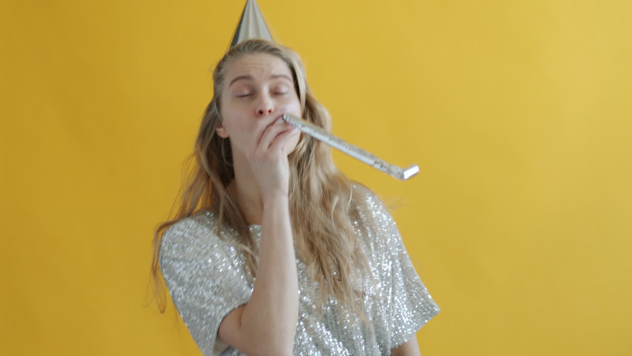 파티 를 축하 하는 여자