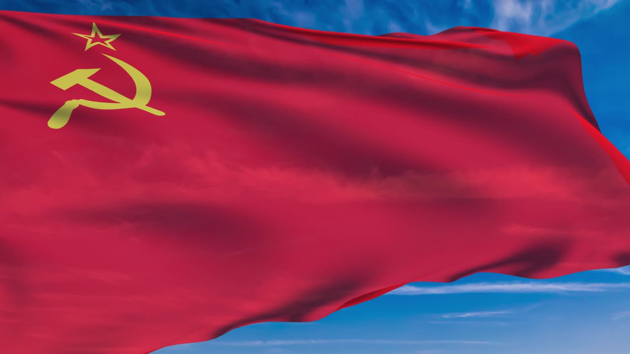 bandera de la unión soviética con estructura de tela contra un cielo nublado (loopable)