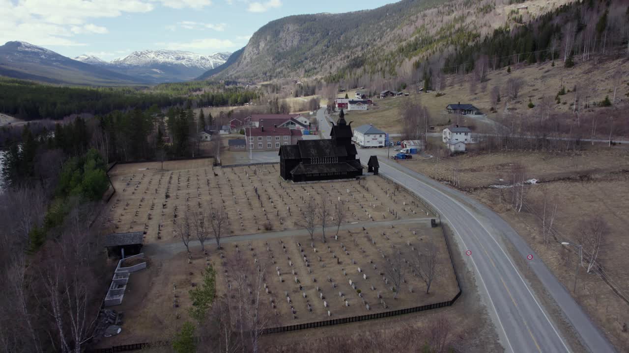 Replica medievale in legno di stavkirke, giorno di primavera a Uvdal, Norvegia - Vista aerea