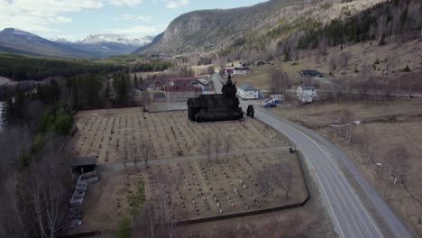 réplica de la iglesia medieval de madera, día de primavera en uvdal, noruega - vista aérea