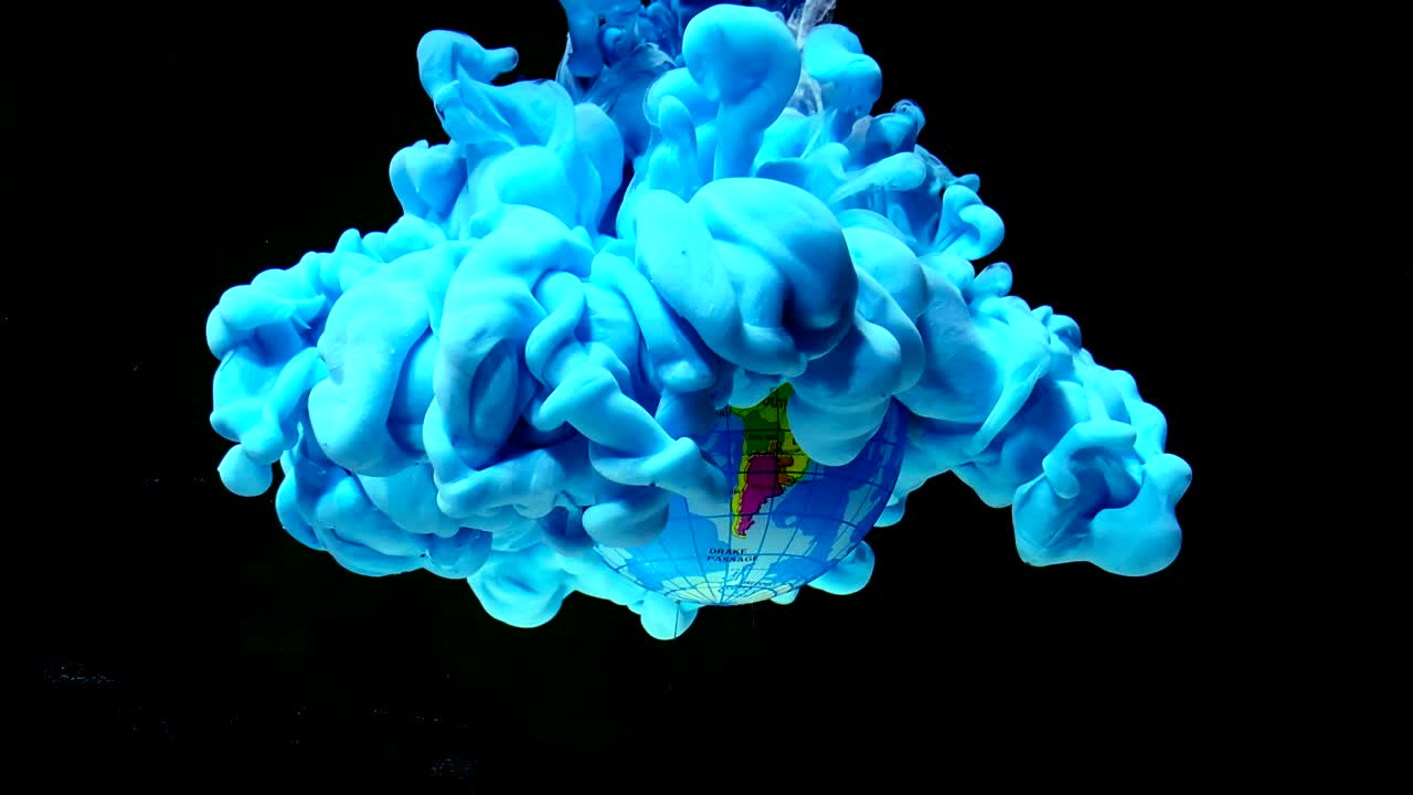 el planeta tierra azul desde el espacio. tinta de acuarela azul en agua sobre un fondo negro.