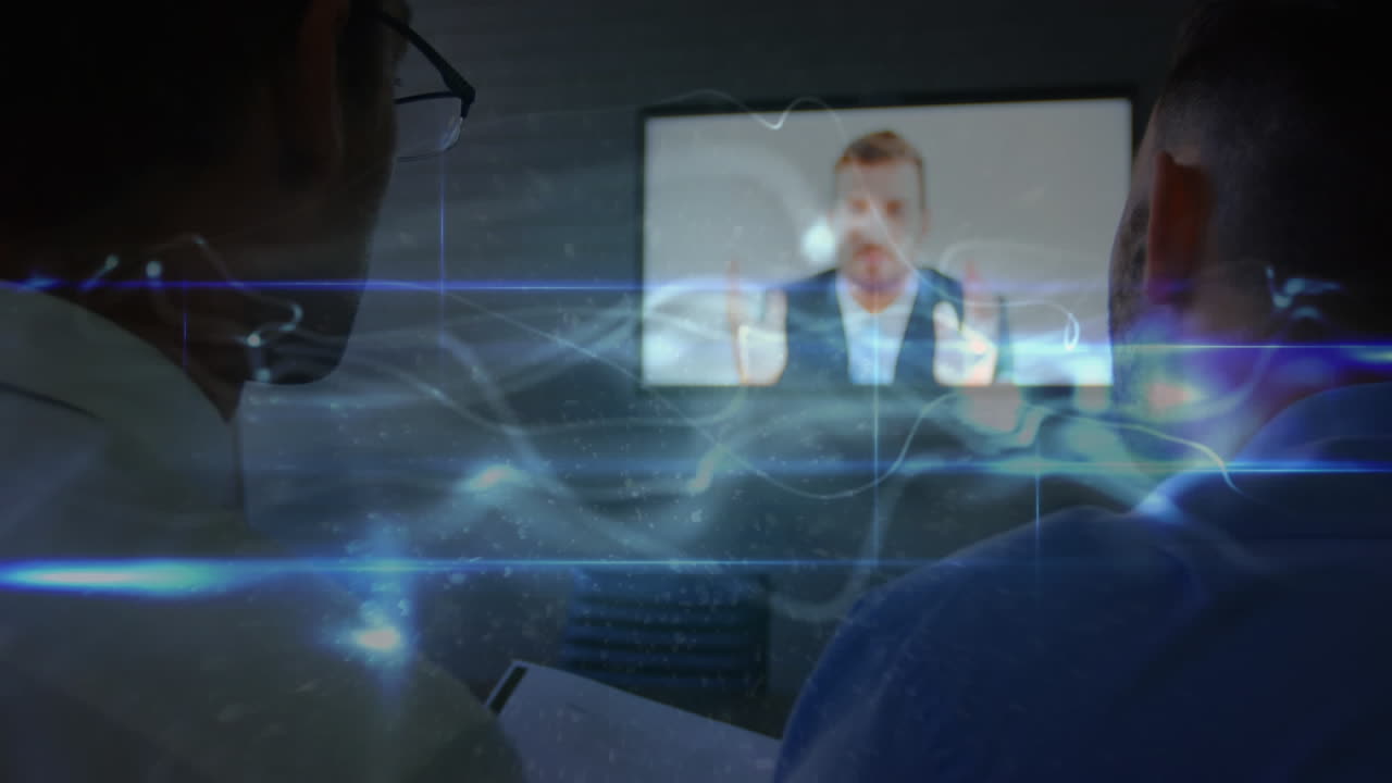 사무실에서 다양한 사업가들을 가로지르는 빛의 트레일의 애니메이션