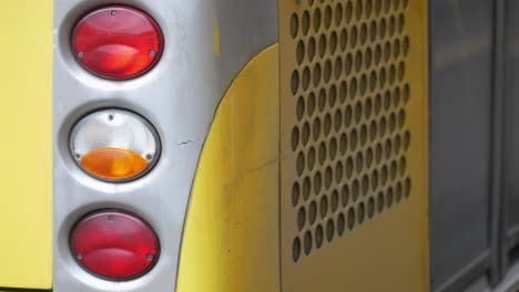 cerca de las luces traseras de un autobús amarillo