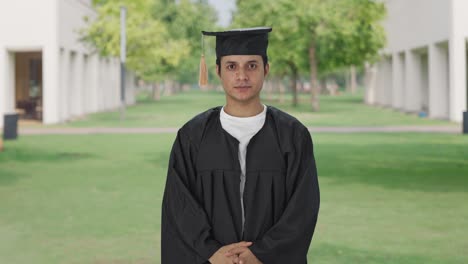 Estudiante-Indio-Preparándose-Para-La-Ceremonia-De-Graduación