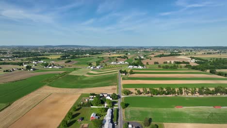 hermosa tierra de cultivo y cielo a principios del día de verano en américa