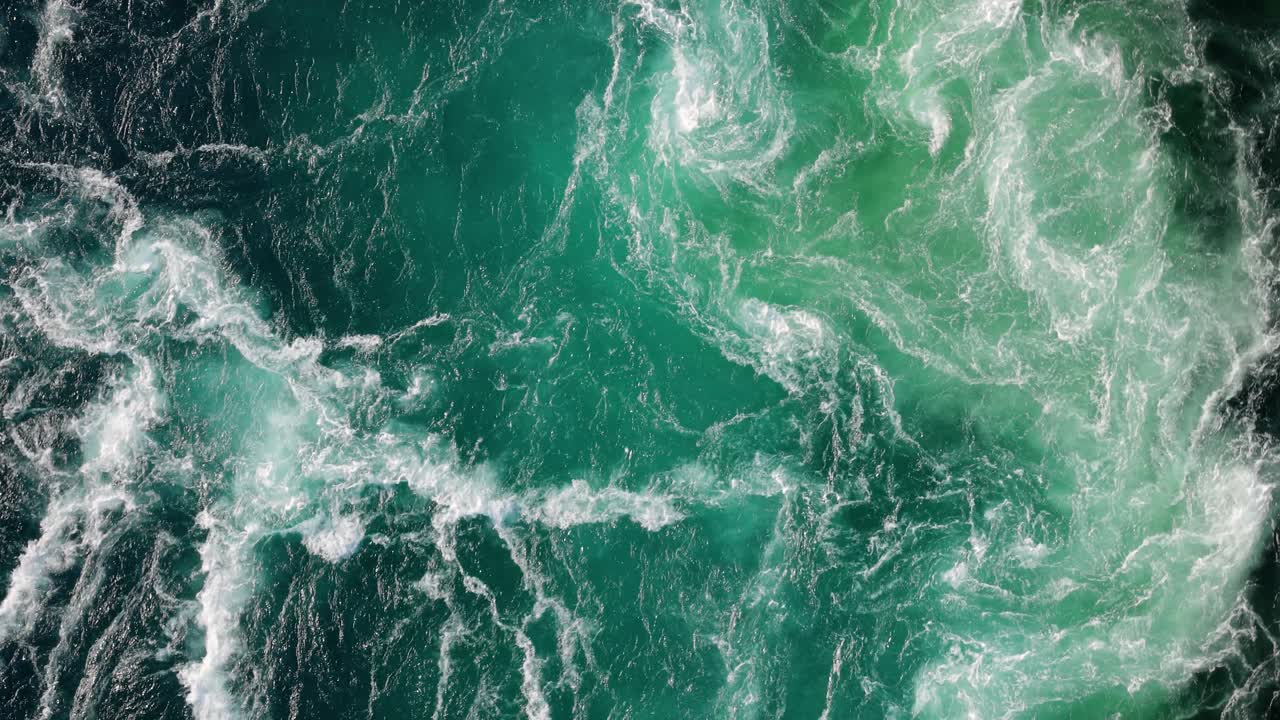 강과 바다의 푸른 물결은 물결이 높고 낮을 때 서로 만납니다.