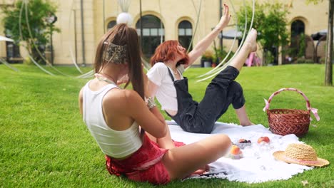 dos mujeres disfrutando de un picnic en el parque