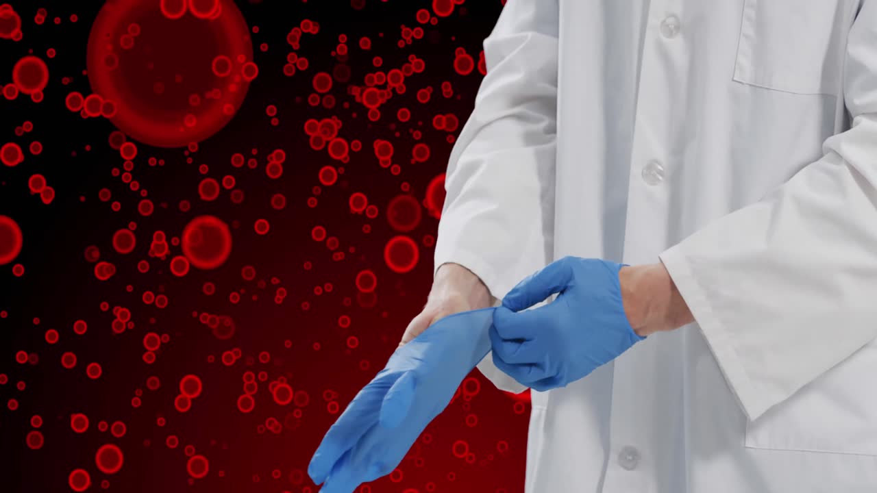 animación de la sección media de un médico caucásico con guante sobre células rojas sobre fondo rojo