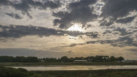 Timelapse-De-Nubes-Antes-Del-Atardecer-Sobre-El-Río-Moyne-En-Port-Fairy,-Victoria,-Australia