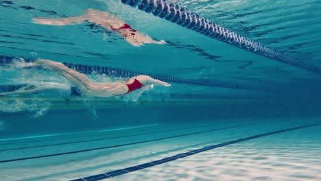 nadadoras bajo el agua en una piscina