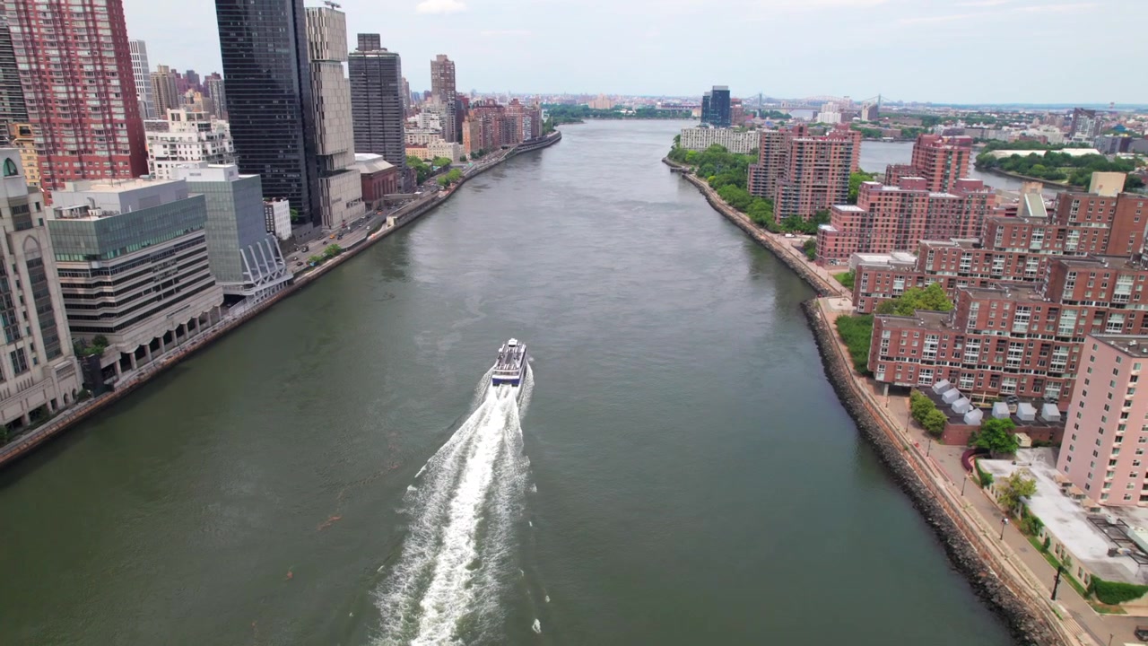 マンハッタンとルーズベルト島の間、イーストリバーを行くNYC MTAフェリーの4Kドローン撮影。