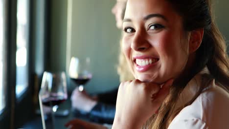 hermosa mujer sosteniendo un vaso de vino en un restaurante