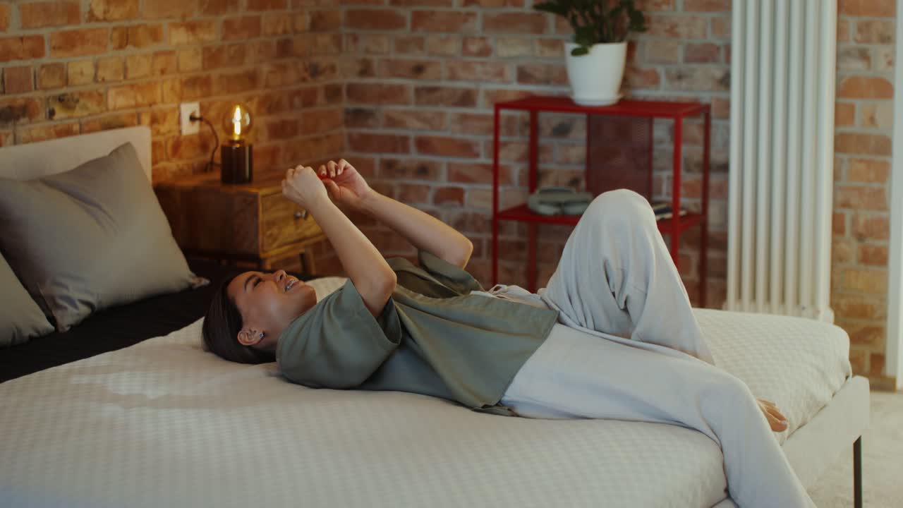 행복한 여성은 임신 테스트 결과에 흥분합니다.