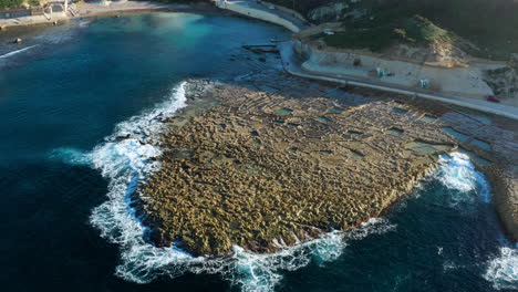 在海灘上撞擊的波浪, 在xwejni灣的<unk>盆景, 戈佐島, 馬耳他, 歐洲