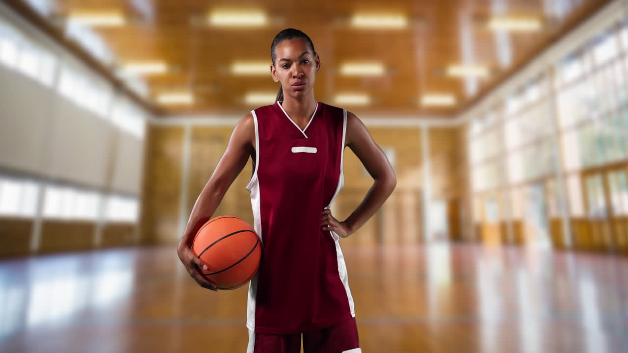 Kvindelig basketballspiller med basketballbane i baggrunden