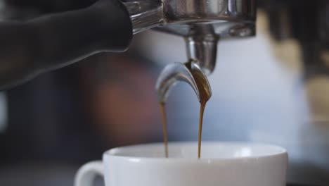 tiro tirado en la taza de café