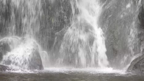 Schöner-Wasserfall-Im-Wald.