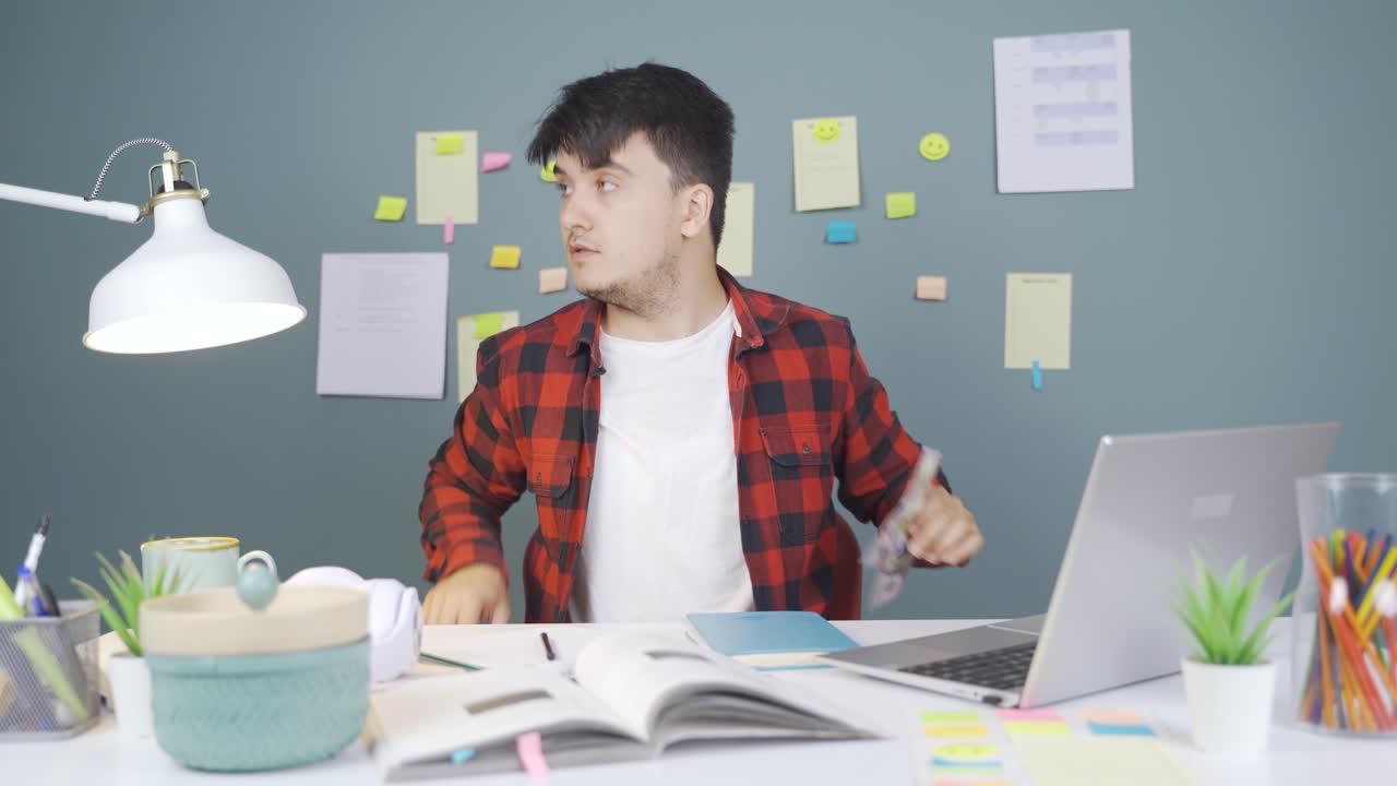 el estudiante se está escondiendo.