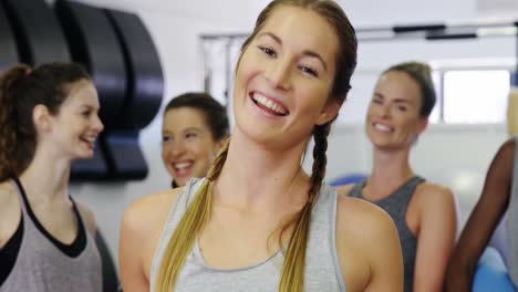 mujeres hermosas de pie en el estudio de fitness