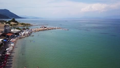 grecia, isla de corfú, imágenes de drones de la playa de messonghi, moraitika