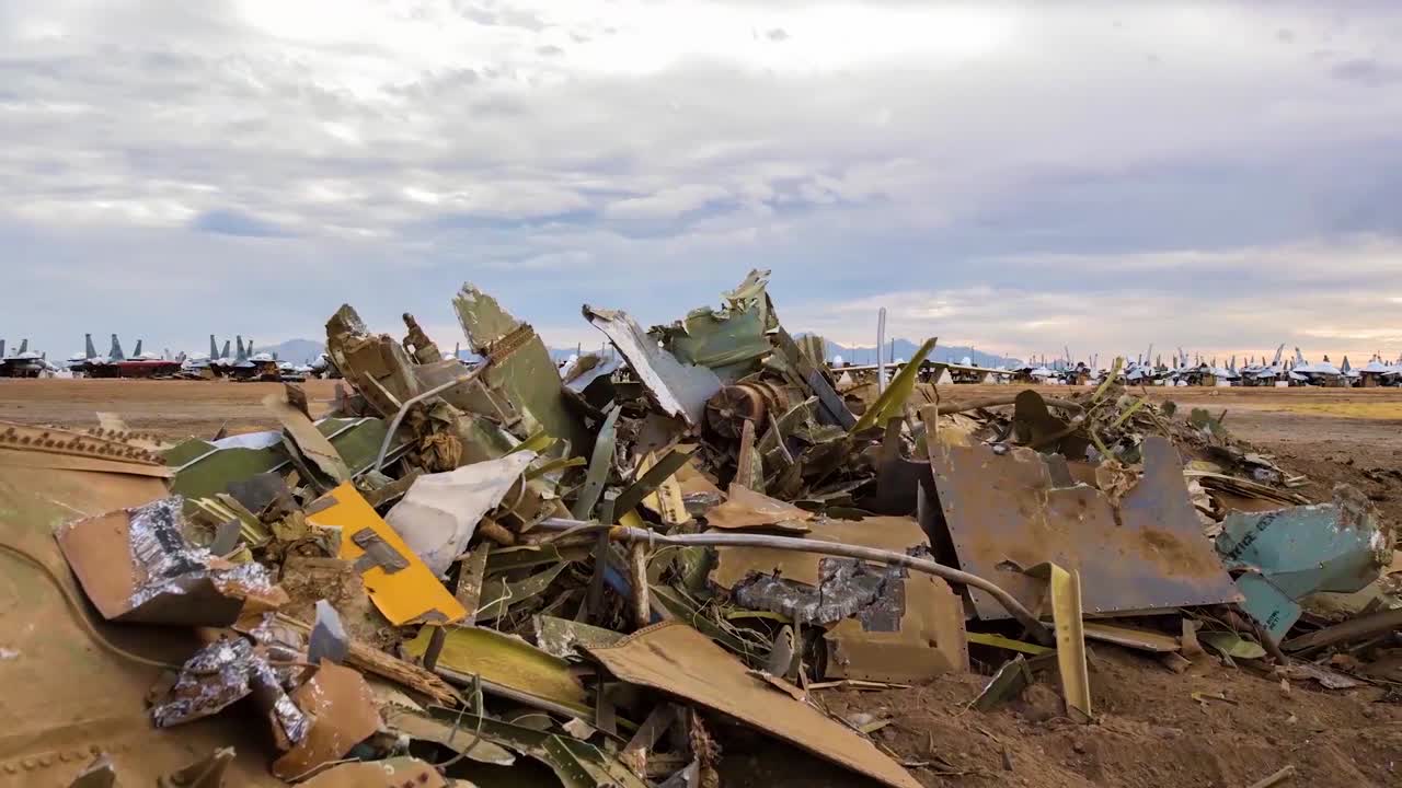 Flotte time-lapse opptak gjennom en skraphaug eller et flykirkegård med forlatte fly 2