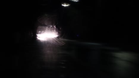 varias manchas de luz extrañas en el reflejo en el parabrisas.