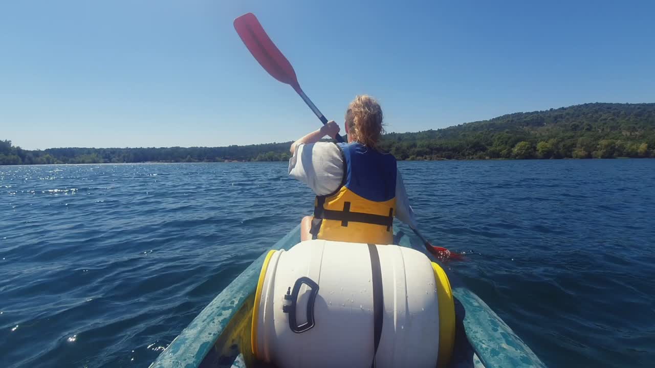 Veduta di una giovane donna in kayak che esplora un lago alle Gorges du Verdon in Francia