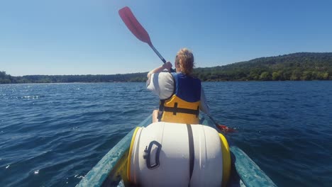 Vista-De-Una-Joven-En-Kayak-Y-Explorando-El-Lago-En-Gorges-Du-Verdon-En-Francia