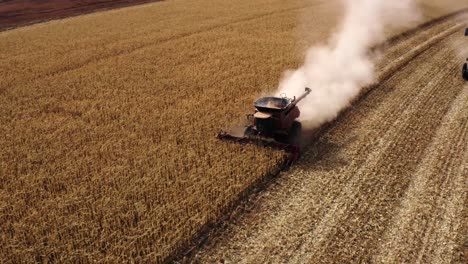 Hermosa-Foto-De-Drone-De-Cosechadora-De-Maíz-En-Texas