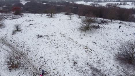 Drohne-Steigt-Auf,-Erschossen-Menschen,-Die-In-Einer-Verschneiten-Feldlandschaft-Spazieren-Gehen-Uk-2