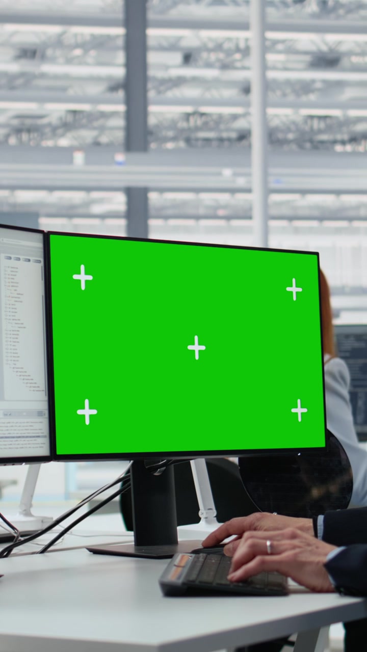 Vertikal video: Mockup-pc brugt af asiatisk mand, der gennemgår mikrochipproduktion på fabrik
