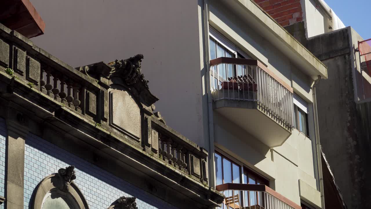 4k 도시 한가운데 나란히 있는 두 개의 서로 다른 건축 양식, 오래된 건물과 새 건물