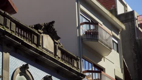 4k dos estilos arquitectónicos diferentes uno al lado del otro en medio de una ciudad, edificios antiguos vs nuevos