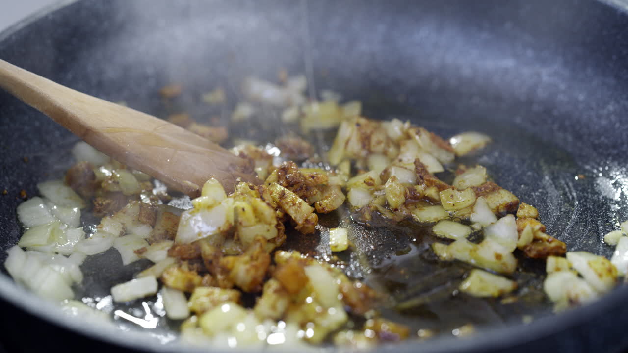 불타는 것을 방지하기 위해 약간의 기름을 첨가