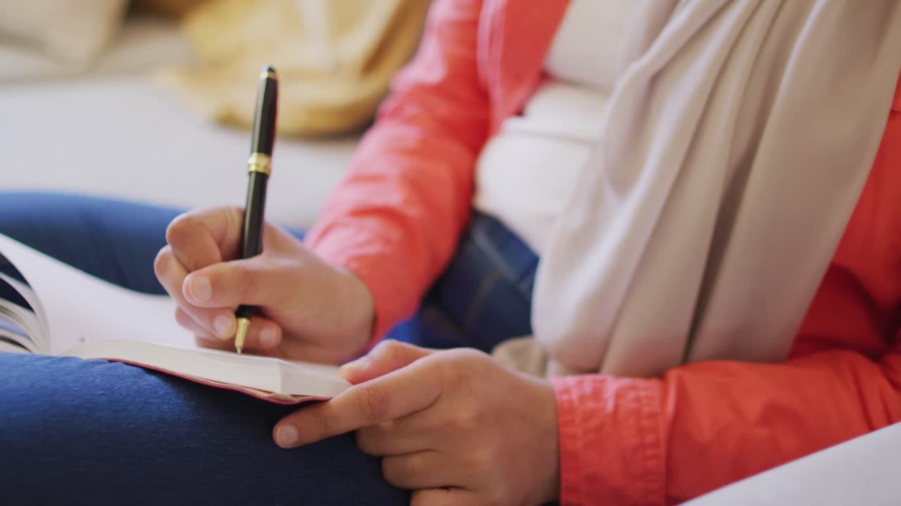 montaje de video de un día en casa con una mujer biracial en hijab, haciendo yoga, trabajando, relajándose y cocinando
