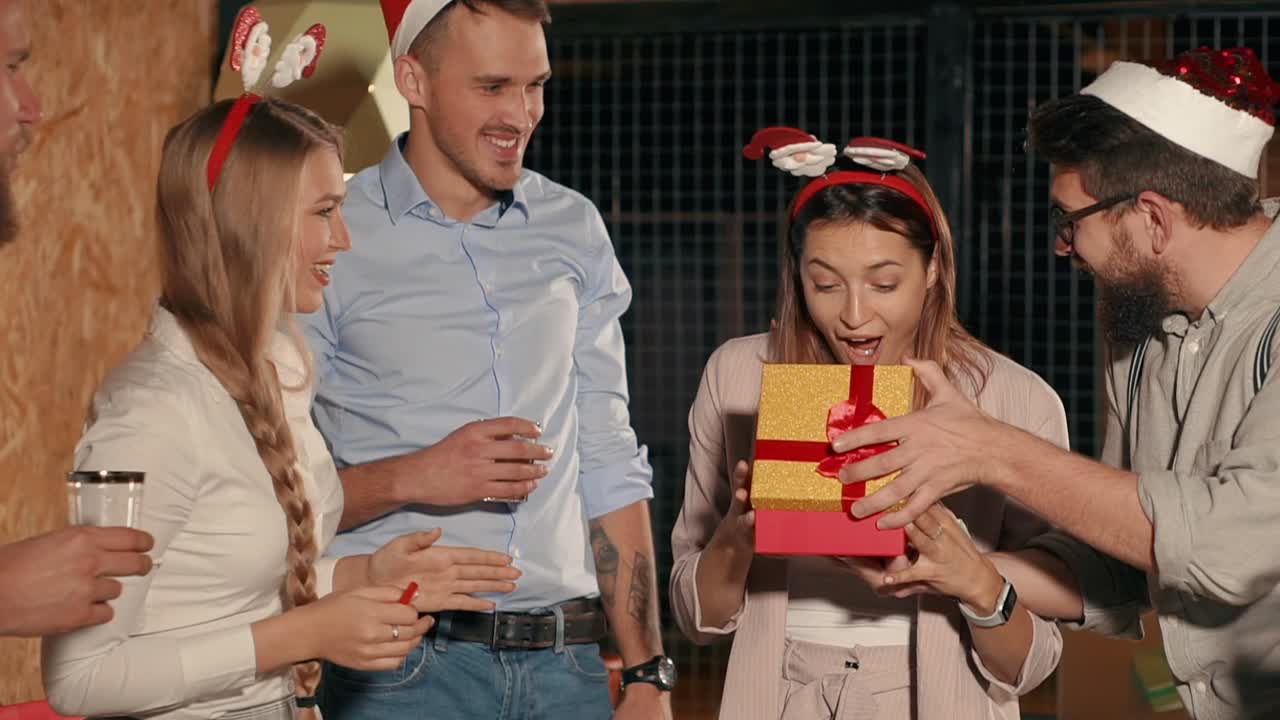 fiesta de navidad en la oficina, regalos