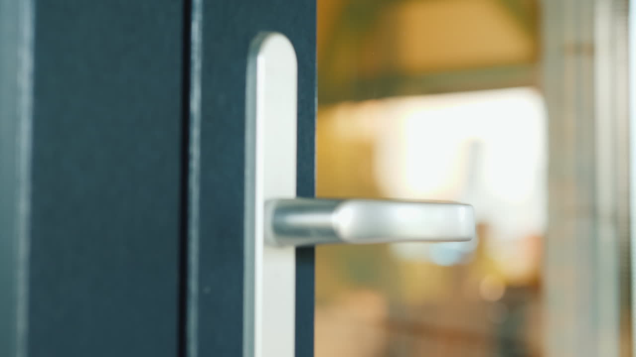 현관문을 두드리는 손