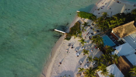 Clubes-De-Playa-De-Isla-Mujeres-Mexico-Con-Agua-Turquesa-Y-Palmeras-Tropicales