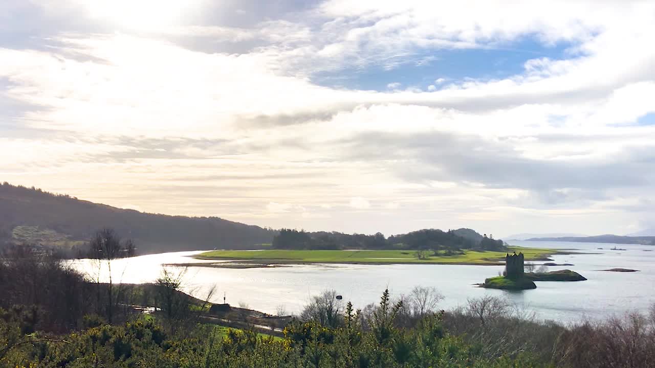 일몰 동안 아름다운 스코틀랜드 성