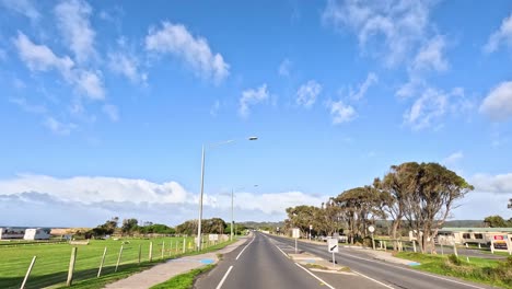 un pintoresco viaje a través de paisajes costeros
