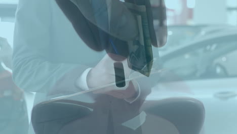 animation einer person, die banknoten in ein sparscheck steckt, während ein kaukasischer mann auf einer aktenakte schreibt