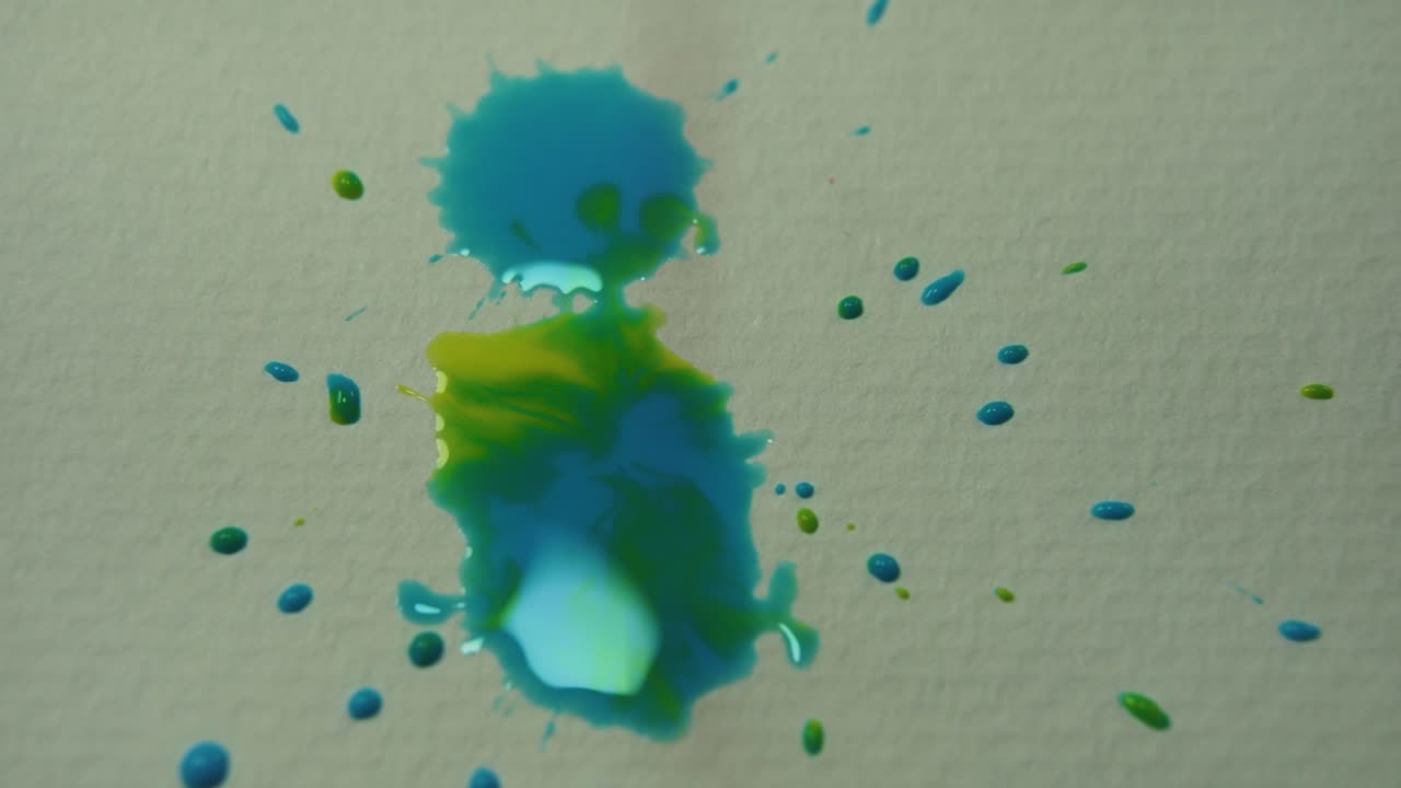 tinta acuarela de gotas de diferentes colores y mezcla sobre papel blanco, pintura abstracta