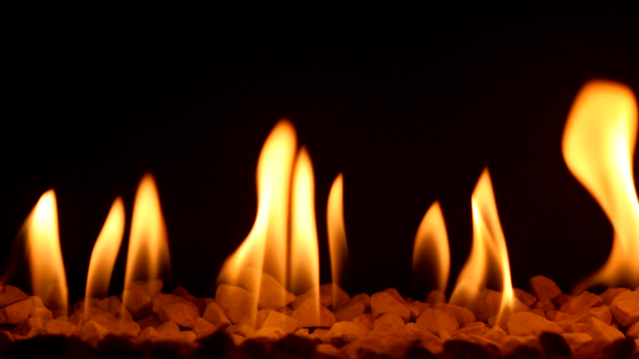 chimenea de gas con fuego ardiente