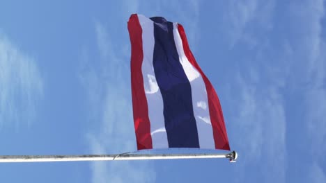 Vertical-De-Ondear-La-Bandera-Del-Reino-De-Tailandia-En-Un-Poste-Con-Cielo-Azul-Y-Nubes-Blancas-En-El-Fondo